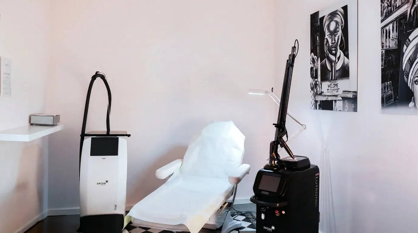 Behandlungsraum mit Lutronic Hollywood Spectra Laser und Zimmer Cryo Hautkühlung