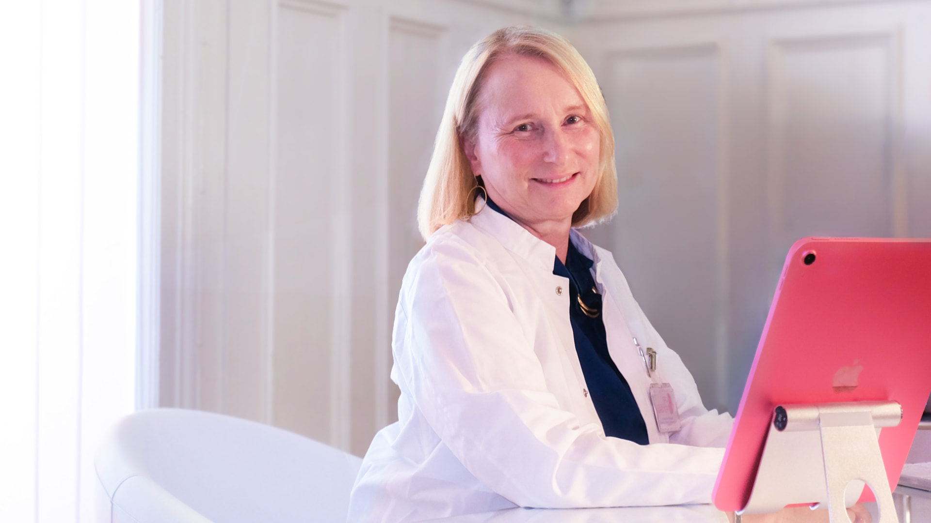 Dr. med. Anna M. Wagner, Frauenärztin FMH, in ihrer Praxis in Basel