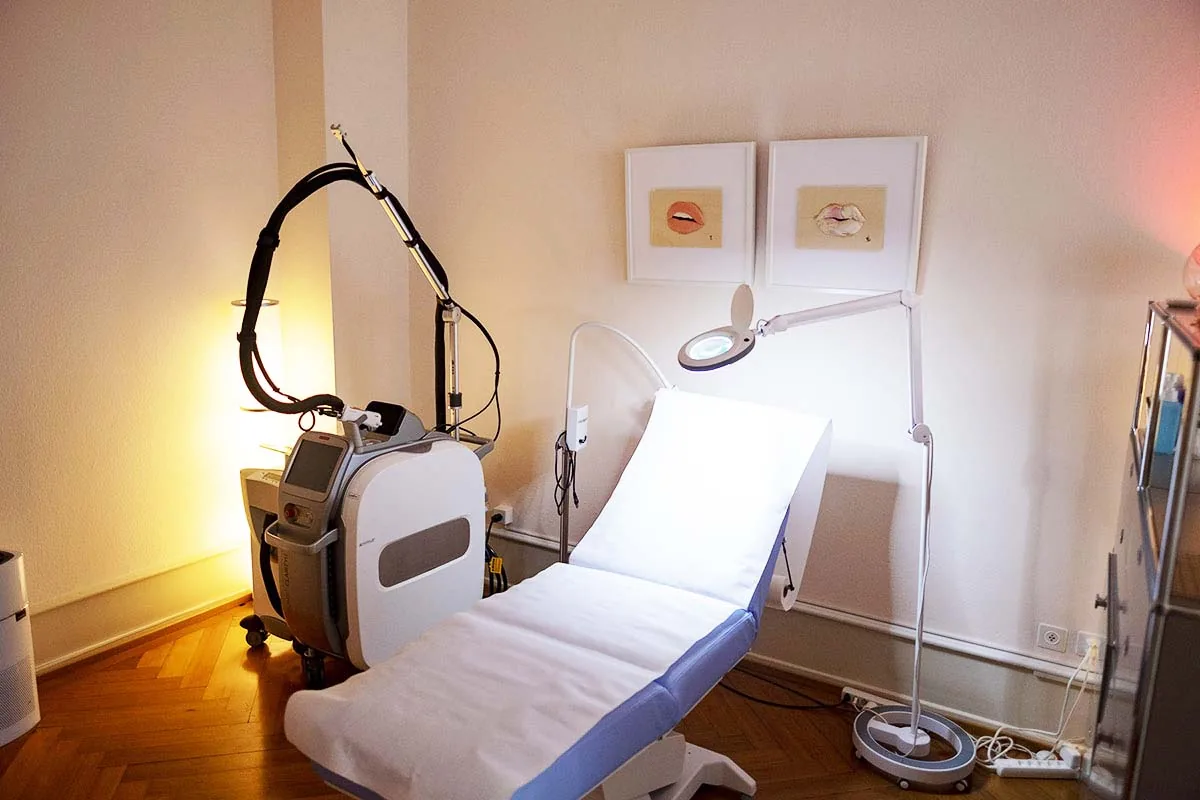 Behandlungsraum mit Laser in der Praxis Dr. Wagner in Basel